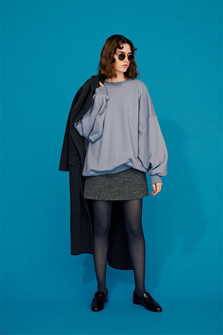 サックスブルースエット 19,800円／アンド アールシー（カレンソロジー 新宿）　手に持ったコート 308,000円／ATON（ATON AOYAMA）　グレーツイードミニスカート 30,800円／ユナイテッドアローズ（ユナイテッドアローズ 六本木ヒルズ店）　サングラス 20,900円／ロンハーマン　タイツ 2,420円／タビオ　ローファー 16,390円／A de Vivre