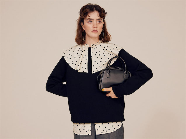 黒スエット 31,900円／ATON（ATON AOYAMA）　中に着たブラウス 13,200円、バッグ 9,900円／ともにアダム エ ロペ　グレーサスペンダーつきパンツ 17,600円／uncrave　ピアス（片耳） 各15,400円／e.m.（e.m. 表参道店）　ニットとスエット。形は近いから難しく考えずOK。甘いブラウスを大胆に重ねても、気どって見えないのもスエットのメリット。