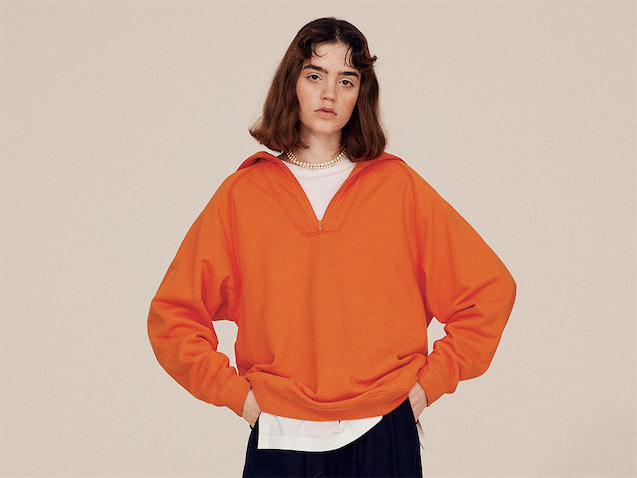 オレンジハーフジップアップスエット 26,400円／ジェーンスミス（アダム エ ロペ）　中に着た白Tシャツ 11,000円／nagonstans　ネイビーワイドパンツ 28,600円／ENFOLD　ネックレス（２本セット） 2,420円／ビームス ボーイ（ビームス 銀座）　アシンメトリーのすそは、手を加えず着くずしたような雰囲気が手に入る。
