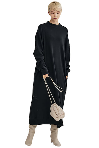 黒モックネックワンピース 37,400円／LENO（グッドスタンディング）　バッグ 30,800円／LE PHIL（LE PHIL NEWoMan 新宿店）　ブーツ 44,000円／アルアバイル　黒に迫力があるぶん、小物は白を選ぶとすっきり。