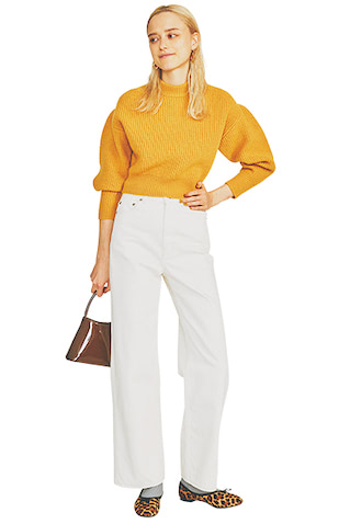 イエローニット 8,030円／M_/MOUSSY（バロックジャパンリミテッド）　ホワイトデニムパンツ 17,600円／マカフィー（TOMORROWLAND）　ピアス 9,350円／G.V.G.V（k３ OFFICE）　ソックス 2,970円／パンセレラ（真下商事）　バッグ 19,800円／ブリー レオン（ジャック・オブ・オール・トレーズ プレスルーム）　シューズ 35,200円／FABIO RUSCONI（ファビオ ルスコーニ ジェイアール名古屋タカシマ店）