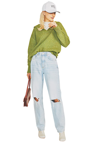 ピスタチオグリーンニット 7,150円／STYLEMIXER（バロックジャパンリミテッド）　デニムパンツ 11,550円／gina toricot（Sustainable k3）　シアータートル 5,500円／ジャーナル スタンダード レリューム（ジャーナル スタンダード レリューム ルミネ新宿店）　キャップ 6,160円／シー（エスストア）　ピアス 18,700円、バッグ 73,700円／ともにアー・ぺー・セー（アー・ぺー・セー カスタマーサービス）　ブーツ 20,900円／マドモワゼル ロペ