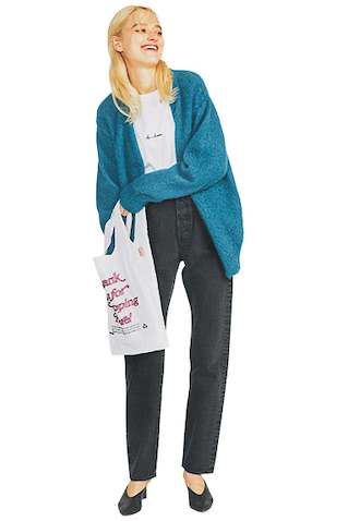 ブルーカーディガン 39,600円／LENO（グッドスタンディング）　デニムパンツ 20,900円／ザ シンゾーン（ビショップ）　ロゴカットソー 8,800円／パブリック トウキョウ（パブリック トウキョウ 渋谷店）　バッグ 6,600円／OPEN EDITIONS（エスケーパーズオンライン）　シューズ 31,900円／ペリーコ サニー（メゾン イエナ）　毛足長めのニットをクールな顔して装える、沈着なブルー。ユニセックスならではのサイズは、軽めのアウターとしても最適。