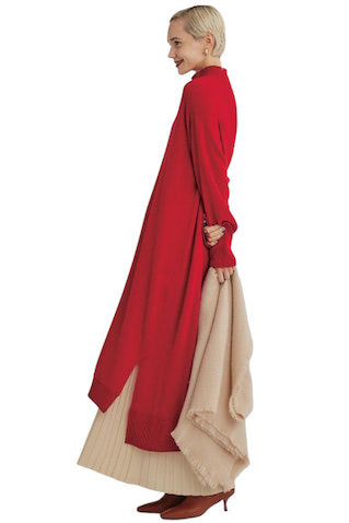 アイボリープリーツニットスカート 19,580円／THE SHINZONE（Shinzone ルミネ新宿店）　ピアス 11,000円／TODAYFUL（Life＇s 代官山店）