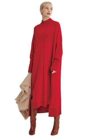 赤ニットワンピース（11月上旬発売） 34,100円／ZUCCa（A-net Inc.）　ストール 37,400円／アソース メレ（アイネックス）　キャメルロングブーツ 53,900円／ファビオ・ルスコーニ（アルアバイル）