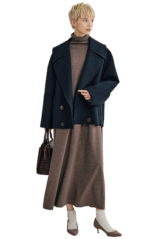 ジャケット風の端正なコートにも マッチするシルエットのほど緩さ：  ニットワンピース 47,300円／ebure（ebure GINZA SIX店）ネイビーコート 64,900円／スタンブリー　白ソックス 1,980円／BATONER　バッグ 16,500円／ダイアナ（ダイアナ 銀座本店）　パンプス 27,500円／TSURU by Mariko Oikawa