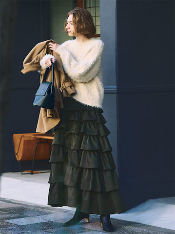 グリーンティアードスカート 35,200円／ダブルスタンダードクロージング（フィルム）　アイボリーシャギーニット 7,700円／MOUSSY（バロックジャパンリミテッド）　手持ちしたコート 104,500円／チノ（モールド）　カーキアーチハンドルバッグ 60,500円／MODERN WEAVING（ショールーム セッション）　黒ブーツ 35,200円／CORSO ROMA,９（エリオポール代官山）　黒＆ハリのある素材でフリルの揺れをおさえることで大人っぽく。