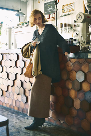 メルトンスカート 35,200円／SEA（エスストア）　黒カシミヤニット 53,900円／ATON（ATON AOYAMA）　手持ちしたジャケット 74,800円／F/CE®（エフシーイーフラッグシップストアトウキョウ）　バッグ 19,800円／MARROW（４K）　ブーツ 35,200円／2.718（ウィム ガゼット ルミネ新宿店）
