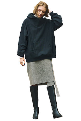 黒フーディ 17,600円／VOTE MAKE NEW CLOTHES（UTS PR）　シアータートルニット 24,200円／ATON（ATON AOYAMA）　巻きスカート 49,940円／MUSEE BY JUHYUN（アイクエスト ショールーム）　黒ロングブーツ 44,000円／TOMORROWLAND