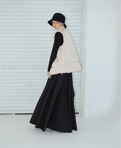 ダウンべスト（一部店舗限定） 12,900円／Gap（Gap新宿フラッグス店）　黒リブニット 7,700円／Levi’sⓇ（リーバイ・ストラウス ジャパン）　黒ロングスカート 15,500円／N.O.R.C　ハット 8,800円／アルアバイル 　タイトなニットとフレアスカートの好感度の高い黒に、立体感をもたらす白ダウン。
