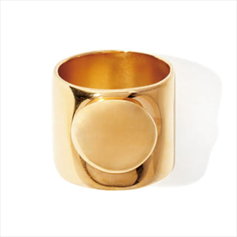 「アクセントになる大ぶりな飾り」 リング 29,700円／MAIDEN（MAIDEN 渋谷店）　ラウンド形のゴールドをつけ、単調な幅広リングに強さを。