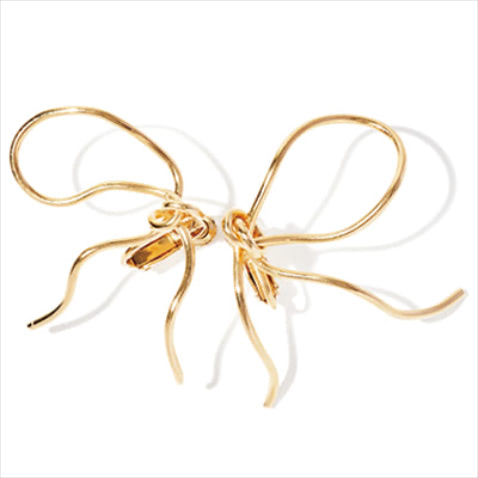 「両耳で完成するリボン」 イヤリング（片耳） 各14,000円／アトリエ エスティーキャット　両側につけるとリボンと気づく、遊びの効いたイヤリング。