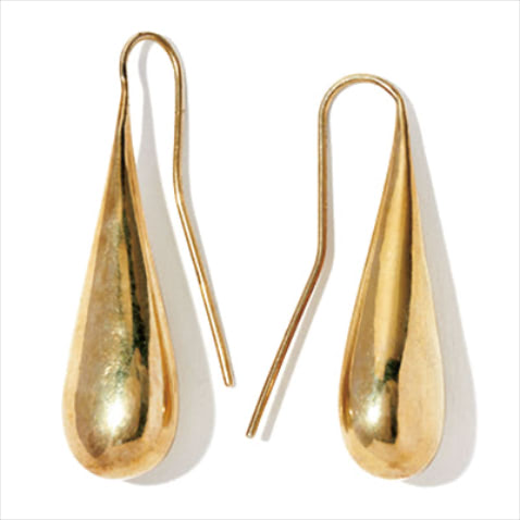 「しずくを彷彿させるビッグシルエット」 ピアス 44,000円／ルフェール（UTS PR）　つやめく表面が光をとり込み、明るい顔まわりをつくり出す。