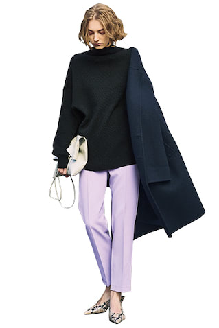 ラベンダーセンタープレススリムパンツ 11,880円／SeaRoomlynn　黒ワッフルタートルトップス 26,400円／THE SHINZONE（Shinzone ルミネ新宿店）　ネイビーコート 176,000円／ATON（ATON AOYAMA）　バッグ 36,300円／MODERN WEAVING（ショールーム セッション）　パイソンストラップつきパンプス 46,200円／BRENTA（エリオポール代官山）　淡色でもぼやけない、先細のセンタープレス。
