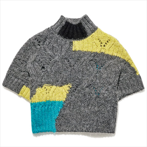 デザインポンチョニット 4,990円／ZARA（ザラ カスタマーサービス）　黒ではなく、グレーベースなら派手に見えない。