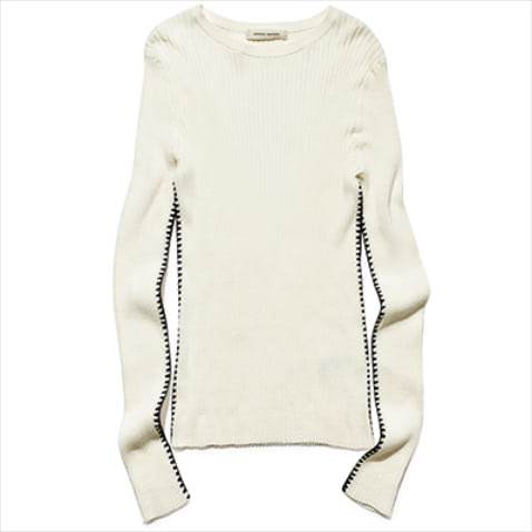 白×黒ラインニット 16,500円／AEWEN MATOPH（イウエン マトフ 横浜店）　ボディラインをスッキリ見せる少量の黒。