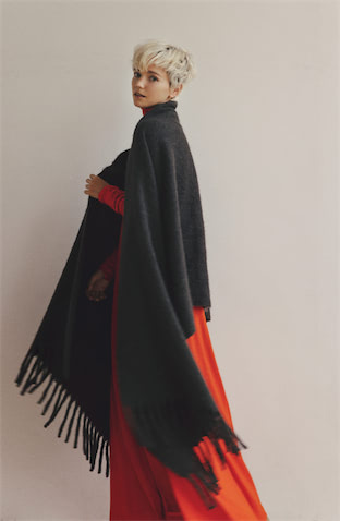 フリンジニットストール 39,600円／アソース メレ、タートルネックニットワンピース 49,500円／knit bar（ともにアイネックス）：配色の幅も広く「マイルドに引き締め」もかなうブラウンに近い赤みがかったグレーカラー。
