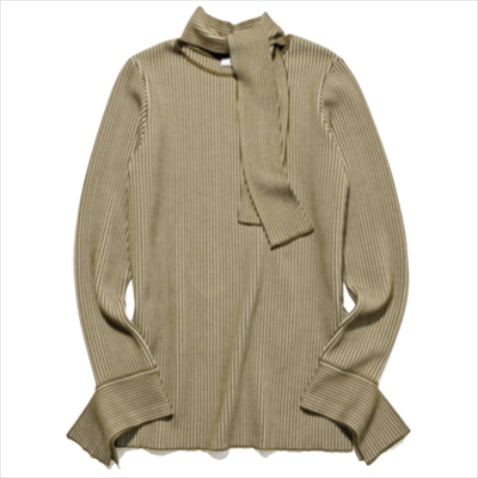カーキリブボウタイニット 42,900円／PHEENY　柔らかいニット素材だからリボンタイも流れるようにしなやかな印象。流れるリボンタイに加え、すそのサイドのデザインもシンプルだけにとどまらないさりげない特徴。