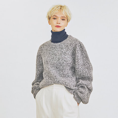 ネイビータートル、白パンツは着まわし。混毛グレーニット 25,300円／ジャスト・フィーメール（SHOWROOM 233）