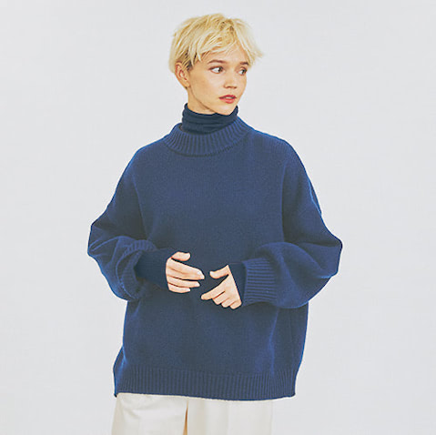 ネイビータートル 20,900円／GALERIE VIE（ギャルリー・ヴィー 丸の内店）　ブルーモックネックプルオーバー 33,000円／デミー バイ デミリー（RHC ロンハーマン）