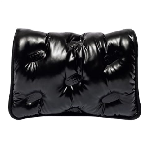 黒レザーバッグ（20.5×30.5×7.5） 33,000円／DIESEL（DIESEL JAPAN）