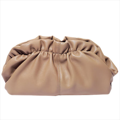 ベージュクラッチバッグ（19×35×10） 7,990円／プラステ