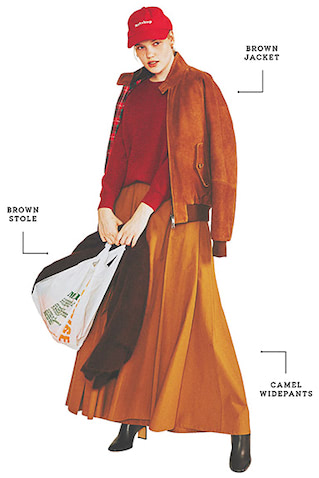【ブラウンに近い渋みのある赤ニット】赤を品よく・着やすくする 発色をおさえた深い色味  ：赤ニットトップス 57,200円／デミリー（サザビーリーグ）　ジャケット 165,000円／BARACUTA（バラクータ カスタマーサービス）　パンツ 51,700円／AKIRANAKA（ハルミ ショールーム）　キャップ 3,520円／アメリカンニードル（フリークス ストア渋谷）　ピアス 10,890円／GISEL B（ZUTTOHOLIC）　手に持ったストール 64,900円／アソース メレ（アイネックス）