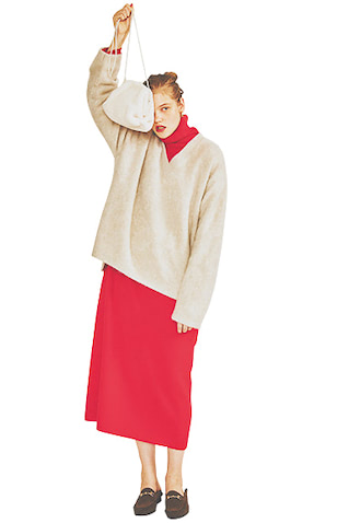 【004】重ねる服もニットだから：  コントラストのある配色で ニットONニットもリズミカルに。 春もまだまだ活躍する、深いVネックならニットどうしを重ねてももたつきにくい。　ワンピースは着まわし。ベージュVネックトップス 61,600円／カオス（カオス表参道）　ピアス 11,000円／TODAYFUL（Life’s 代官山店）　バッグ 30,800円／LE PHIL（LE PHIL NEWoMan 新宿店）　シューズ 14,300円／ル タロン グリーズ（ル タロン グリーズ ルミネ新宿店）
