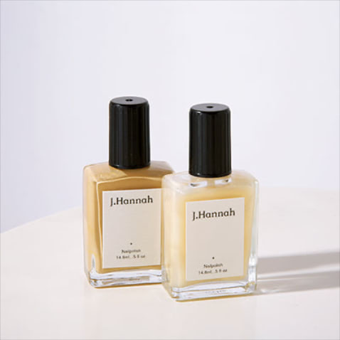 【いい意味で目立たない】〈右から〉J.Hannah ネイルポリッシュ AKOYA、同 MISO 各14.8mL 3,080円／ともにLIFE’s 代官山店　「AKOYAは手持ちのポリッシュへの重ね塗りも2度塗りもかわいい。薄い色なので爪が伸びても目立たないのもいい」（吉田さん：LIFE’sディレクター）　「“塗ってる？”くらいも気分。MISOは着る服のじゃまにならない」（Natsukiさん：アパレルデザイナー・PR）