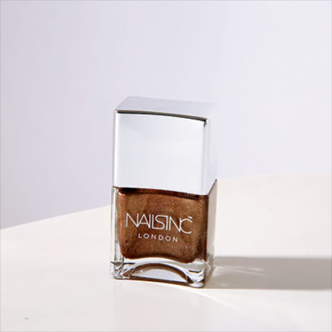 【塗って実感するよさ】ネイルズインク チョコ ロット エブリディ アイム トリュフィング 14mL 3,080円／TAT　「ブラウンのようなベージュのようなパープルのような……。複雑な色がパールで表現されており、塗ってみないとわからない奥深い1本。マットコートを重ねると輝きが鈍くなるので、質感を変えたりして楽しんでいます」（AYANAさん：ビューティーライター）