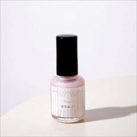【1度塗りのよさがある】OSAJI アップリフトネイルカラー 11 Drape 10mL 1,870円／日東電化工業　「角度によって多彩な色をやわらかく放つ、ホワイトベースのオーロラカラーは何色ともたとえがたい色み。つるんとした仕上がりで、1度塗りだと爪の先が薄く透けるところが好きで、ムラ塗りして水彩っぽく仕上げるのもかわいい」（千國さん：モデル・俳優）