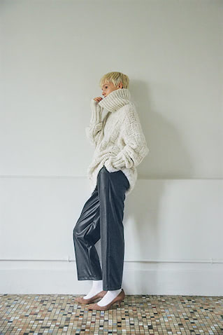 ワイドでもスレンダーなシルエット。 心地よく穿ける柔らかな質感 ：黒レザーパンツ 26,950円／OUTERSUNSET　白ニット 41,800円／CURRENTAGE（マルティニーク ルコント ルミネ有楽町）　白ソックス 1,650円／ブルーフォレ（シップス 渋谷店）　ベージュスエードパンプス 50,600円／NEBULONI E.（フラッパーズ）
