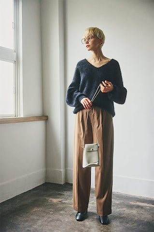 ブラウンセンタープレスワイドパンツ 11,000円／Ungrid　黒Vネックアンゴラニット 30,800円／CLANE（クラネデザイン）　眼鏡 36,300円／プロポ（プロポデザイン）　アイボリーショルダーバッグ 17,600円／マロウ（シップス 渋谷店）　黒ブーツ 35,200円／CORSO ROMA（エリオポール代官山）  【DETAIL】 デコルテがのぞく肌感ニットを辛口に仕上げる美形パンツに、渋い色の紳士的なワイドパンツを投入。春先からの柔らかいブラウスやシャツ、きれい色にも好相性な重みのある色。