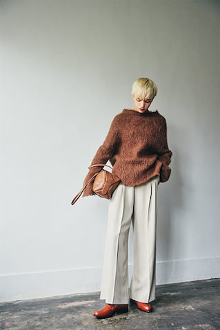 ベージュヘリンボーンワイドパンツ 19,800円／TODAYFUL（Life’s 代官山店）　ブラウンモヘアシャギーニット 42,900円／ATON（ATON AOYAMA）　ブラウンハンドバッグ 42,900円／VASIC（ヴァジックジャパン）　ブラウンローファー 16,390円／A de Vivre  【DETAIL】 腰まわりに余裕を持たせた、ダブルタックとハリのある生地。淡いベージュの色みと相まって、ハンサムだけどやさしいムード。コーディネートは濃淡をつけた2色だけでまとめてバランスよ
