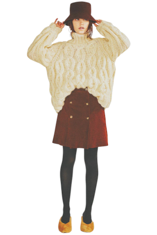 ブラウンミニスカート 73,700円／ウィークエンド マックスマーラ（マックスマーラ ジャパン）　白ビッグケーブルニット（別注） 41,800円／ミストアズ、ミュール（別注） 35,200円／ペリーコ サニー（ともにノーブル 有楽町マルイ店）ハット 30,800円／ラ メゾン ド リリス（スピック＆スパン ルミネ有楽町店）タイツ 1,320円／17℃（17℃ by Blondoll 横浜ジョイナス店）