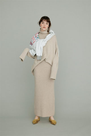 ベージュハイネックニット 19,000円、ベージュリブニットスカート 18,000円／ともにN.O.R.C by the line（N.O.R.C）　肩にかけたプリントスエット 27,500円／ナナナナサーカ（レイ ビームス 新宿）　パンプス 35,200円／PIPPICHIC（ベイジュ）