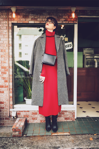 赤タートルネックロングニットワンピース 42,900円／SLOANE　コート 125,400円／unfil（アンフィル）　ピアス 17,050円／BRIE LEON（ジャック・オブ・オール・トレーズ プレスルーム）　眼鏡 34,100円／モスコット（モスコット トウキョウ）　ショルダーバッグ 37,400円／MARROW（4K）　ロングブーツ 64,900円／PIPPICHIC（ベイジュ）