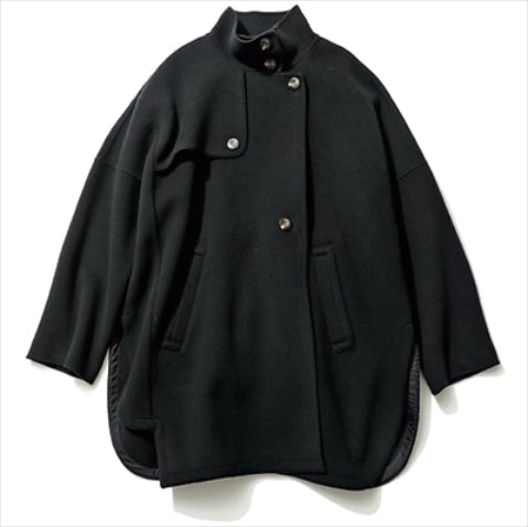 ダークネイビーケープコート 69,300円／ENFOLD　ネック部分は自立しやすい２枚仕立て。両サイドは深いスリット入りで動作を制限せずに過ごしやすい。