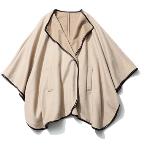 ポンチョコート 18,700円／crie conforto（バロックジャパンリミテッド）　ベージュと相まって、はおったほうがむしろ軽く。折り返されるノーカラーでよりすっきり。