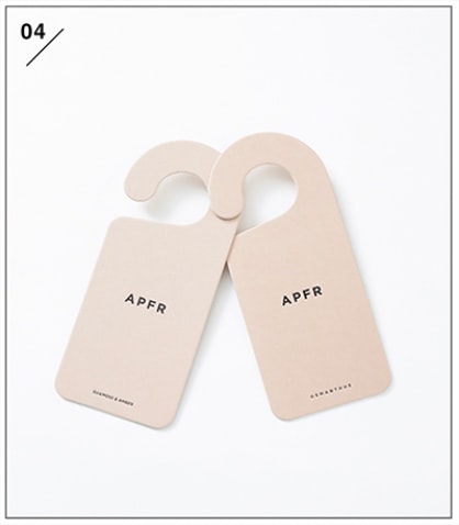 「ホテルタグのような見た目」 〈右から〉クローゼット タグ OSMANTHUS（期間限定）、OAKMOSS&AMBER 各1,650円／APOTHEKE FRAGRANCE　「ペーパータイプのエアフレッシュナー。クローゼットだけでなくドアノブにかけ、ルームフレグランスとして楽しむのもオススメです」（GISELeエディターY・I）