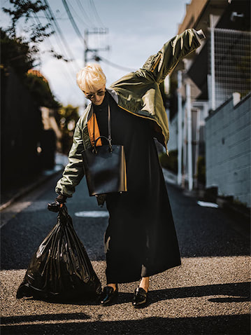 黒タートルネックニットロングワンピース 64,900円／ATON（ATON AOYAMA）　カーキMA-1 63,800円／THE SHINZONE（Shinzone ルミネ新宿店）　サングラス 5,500円／ノーアイディア×レイ ビームス（レイ ビームス 新宿）　バッグ 24,200円／YAHKI（ヤーキ オンラインストア）　ローファー 16,390円／A de Vivre