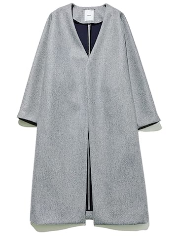 H.VネックをともなうIライン。 グレーノーカラーコート 80,300円／ebure（ebure GINZA SIX店）　裏面にコットンを貼ったボンディング生地。レイヤードをもたついて見せないVネック＆Iラインの洗練されたシルエット。