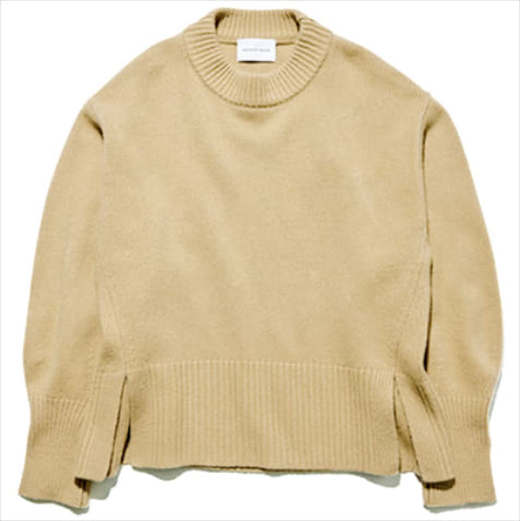 E.着る以外に巻いてもかけても 。ージュカシミヤニット 17,600円／アダム エ ロペ　肩がけしたときに立体感を生む、やや長めのふくよかなそで。