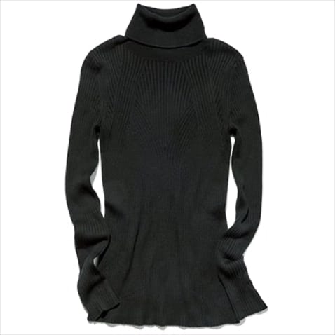 J.のぞかせることを見込んだ首元。 黒ハイネックニット 61,600円／D/Nero（フィルム）　タイトすぎずゆるすぎない、重ねる前提の開きぐあい。