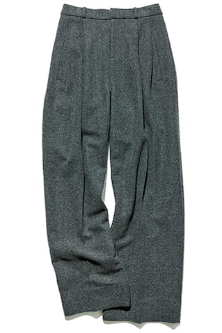 F.迫力にもつながる重みと落ち感。 グレーウールワイドパンツ 16,400円／バナナ・リパブリック　黒ほど強くないグレーの色みも「つなげる」理由。