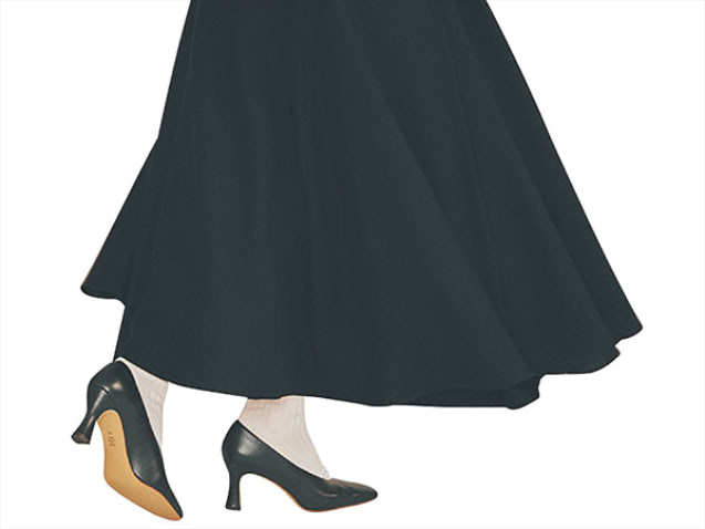 【足元もレイヤード】 白ソックスと黒パンプスの甘くモードな組み合わせ。同時にボトムスの重みを分散させてくれる効果が。ソックスはスタイリングのじゃまをしないやや密着感のあるタイプがオススメ。