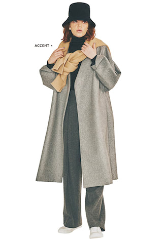 ベージュカシミヤニット 17,600円／アダム エ ロペ　グレーウールワイドパンツ 16,400円／バナナ・リパブリック　グレーノーカラーコート 80,300円／ebure（ebure GINZA SIX店）　黒ハイネックニット 61,600円／D/Nero（フィルム）　ハット 30,800円／ラ メゾン ド リリス（スピック＆スパン ルミネ有楽町店）　イヤリング 6,480円／アビステ　スニーカー 15,400円／コンバース（ノーブル 有楽町マルイ店）