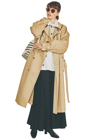 ベルトつきトレンチコート 148,500円／ATON（ATON AOYAMA）　黒フレアスカート 29,700円／アストラット（アストラット 新宿店）　デニムジャケット 27,500円／Levi’s® Authorized Vintage（リーバイ・ストラウス ジャパン）　白ロングTシャツ（2枚組） 3,850円／ヘインズ（ヘインズブランズ ジャパン　カスタマーセンター）　サングラス 20,900円／ロンハーマン　バッグ 29,700円／beautiful people（ビューティフル