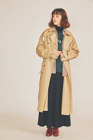 ベルトつきトレンチコート 148,500円／ATON（ATON AOYAMA）　白×ブラウンストライプシャツ 15,400円／スピック＆スパン（スピック＆スパン ルミネ有楽町店）　黒フレアスカート 29,700円／アストラット（アストラット 新宿店）　黒ハイネックニット 61,600円／D/Nero（フィルム）　ロゴTシャツ 12,100円／カバナ（アダム エ ロペ）　ソックス 1,320円／タビオ　ローファー 16,390円／A　de Vivre