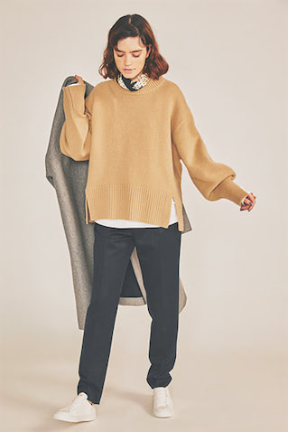 ベージュカシミヤニット 17,600円／アダム エ ロペ　白ロングTシャツ（2枚組） 3,850円／ヘインズ（ヘインズブランズ ジャパン　カスタマーセンター）　グレーノーカラーコート 80,300円／ebure（ebure GINZA SIX店）　ネイビーテーパードパンツ 41,800円／ベルナール ザンス（ユナイテッドアローズ 原宿本店）　首に巻いたスカーフ 16,500円／エネス（メゾン イエナ）　スニーカー 15,400円／コンバース（ノーブル 有楽町マルイ店）